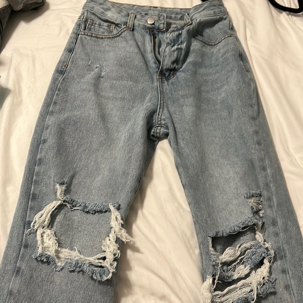 Super comfy mom jeans from brand “Shein” *COMES WITH FREEBIE TOP SIZED SMALL*
